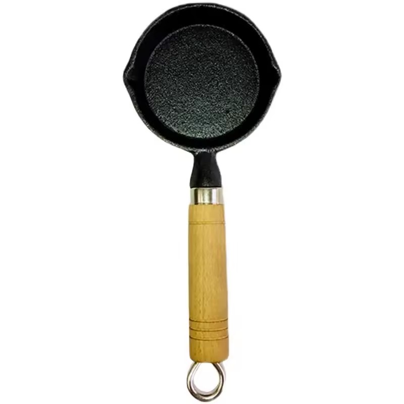 Cucchiaio di tagliatelle spruzzato d'olio pentola calda mini pentola di ferro macchiata di olio cotto in ghisa